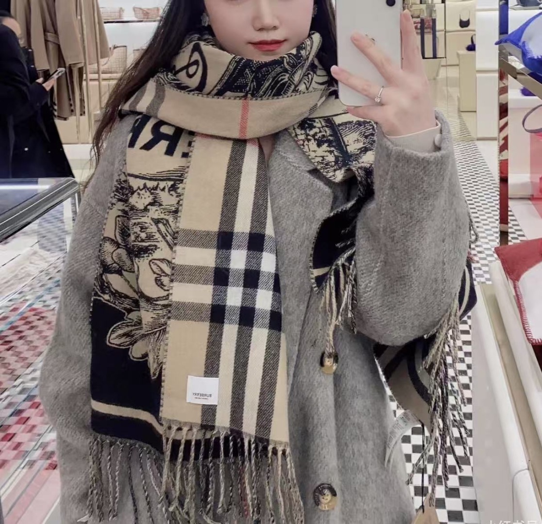 巴宝利 最新款围巾，男女士的福利 超温柔洋气的双面设计！！】感觉这个比以往的设计都更显年轻更显温柔更气质