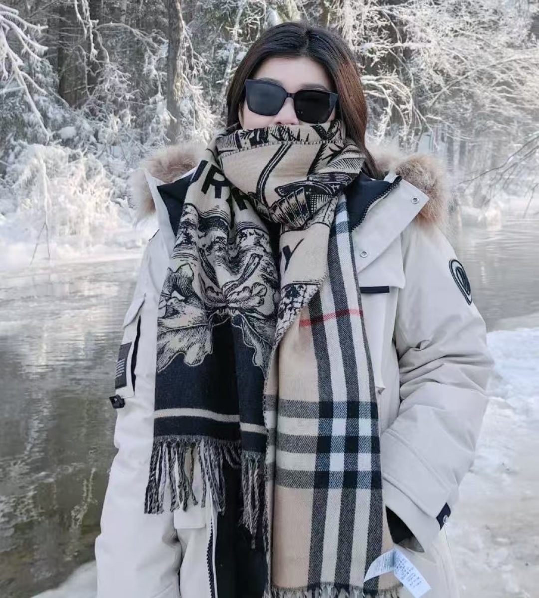 巴宝利 最新款围巾，男女士的福利 超温柔洋气的双面设计！！】感觉这个比以往的设计都更显年轻更显温柔更气质