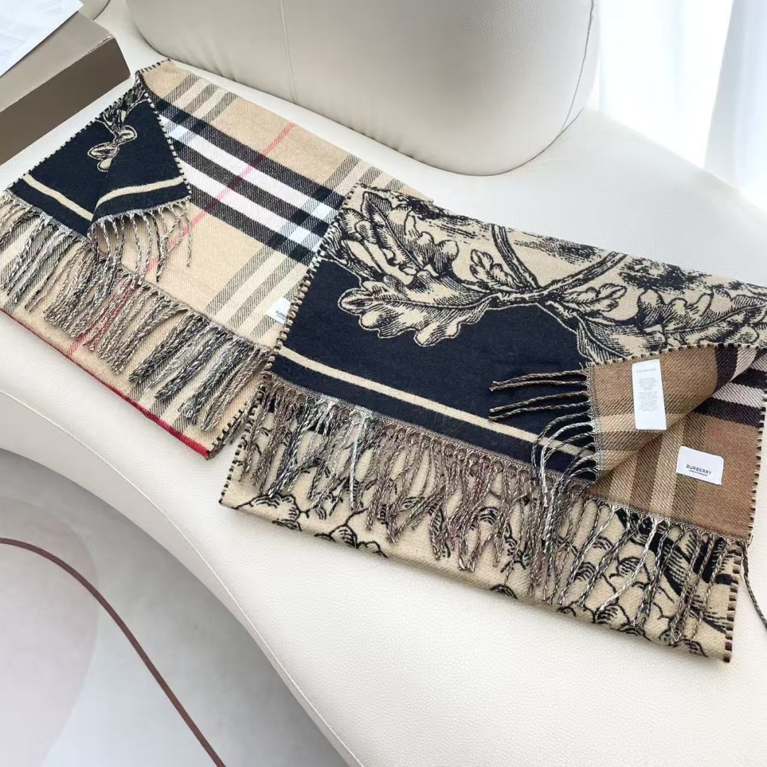 巴宝利 最新款围巾，男女士的福利 超温柔洋气的双面设计！！】感觉这个比以往的设计都更显年轻更显温柔更气质