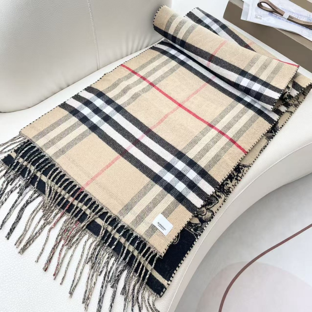 巴宝利 最新款围巾，男女士的福利 超温柔洋气的双面设计！！】感觉这个比以往的设计都更显年轻更显温柔更气质