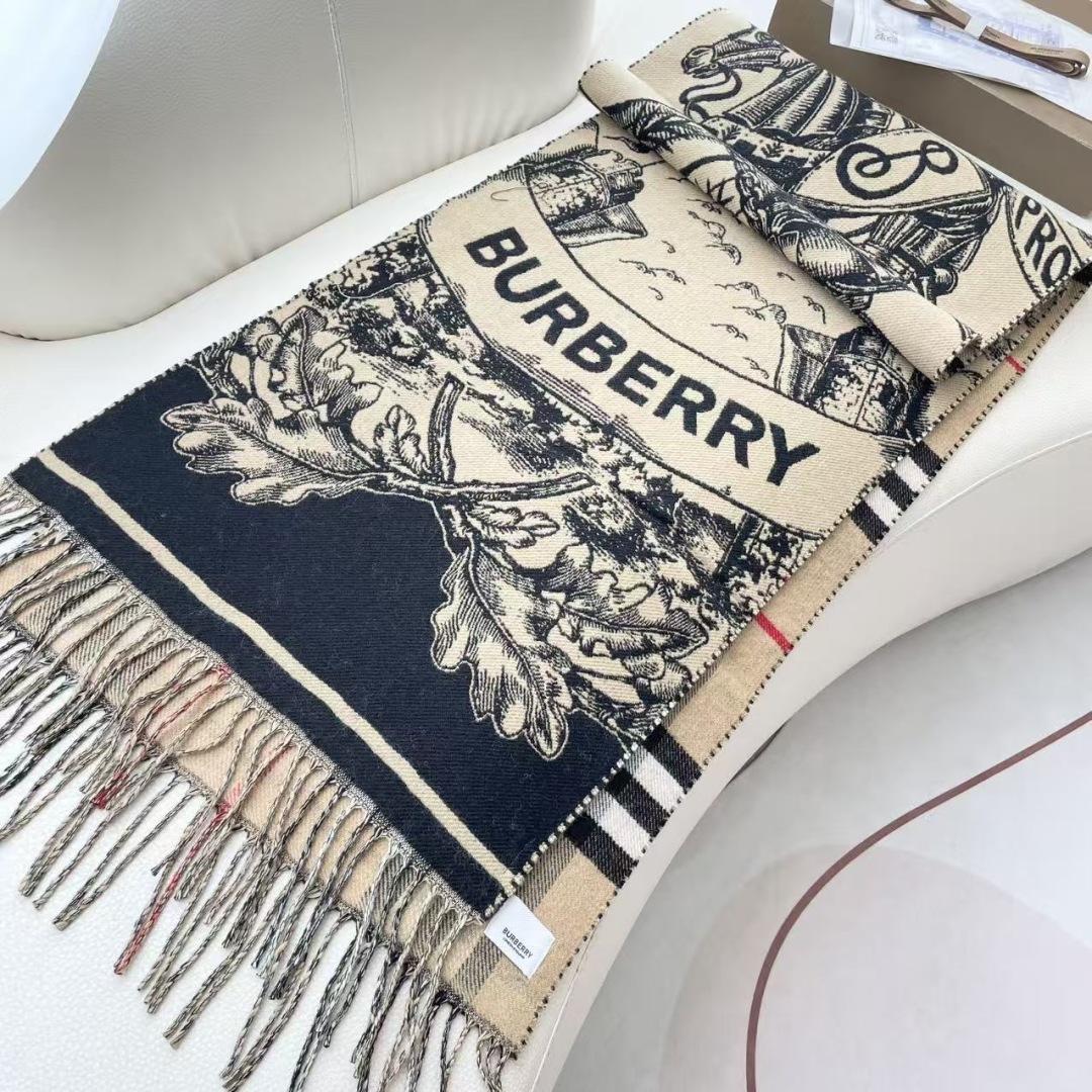 巴宝利 最新款围巾，男女士的福利 超温柔洋气的双面设计！！】感觉这个比以往的设计都更显年轻更显温柔更气质