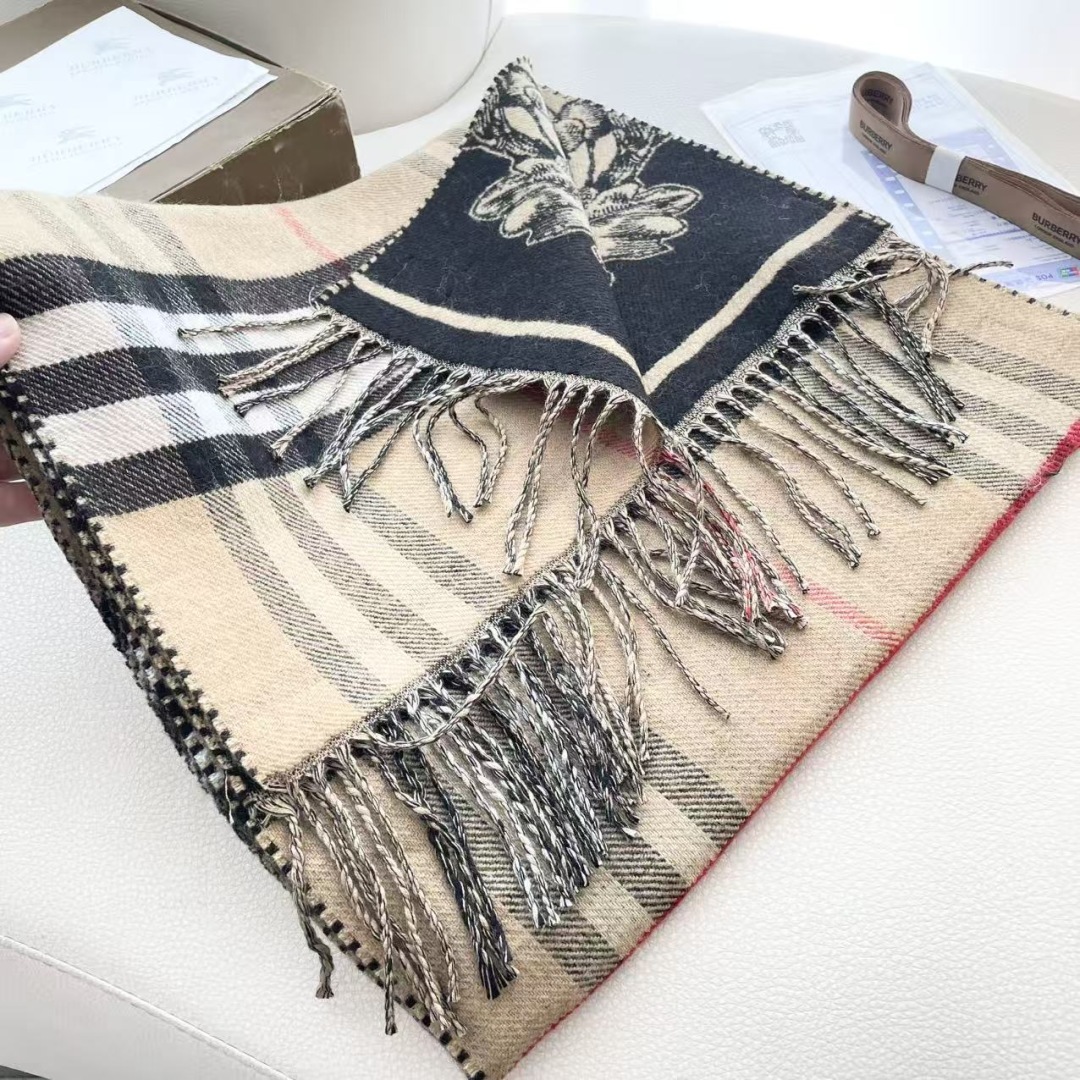 巴宝利 最新款围巾，男女士的福利 超温柔洋气的双面设计！！】感觉这个比以往的设计都更显年轻更显温柔更气质