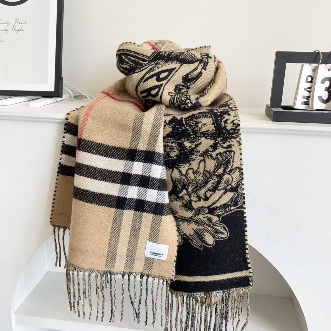 巴宝利 最新款围巾，男女士的福利 超温柔洋气的双面设计！！】感觉这个比以往的设计都更显年轻更显温柔更气质