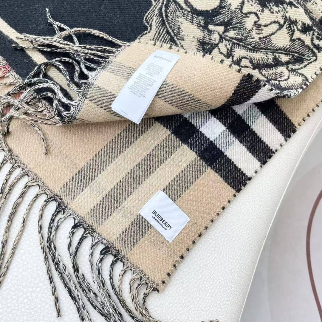 巴宝利 最新款围巾，男女士的福利 超温柔洋气的双面设计！！】感觉这个比以往的设计都更显年轻更显温柔更气质