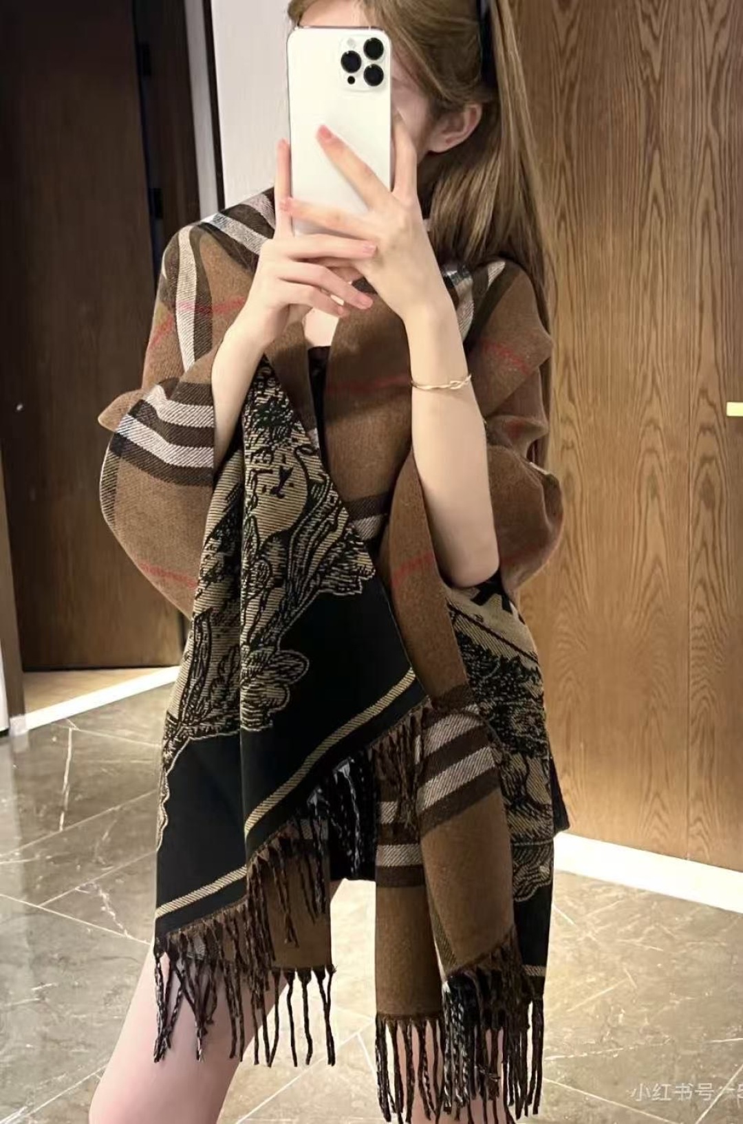 巴宝利 最新款围巾，男女士的福利 超温柔洋气的双面设计！！】感觉这个比以往的设计都更显年轻更显温柔更气质