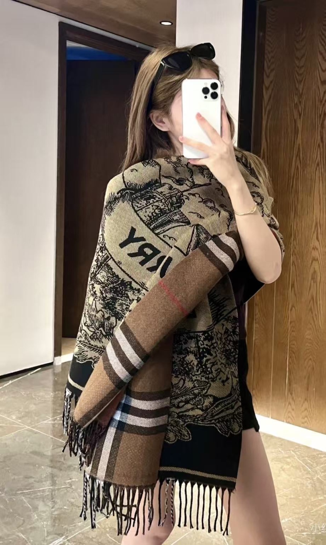 巴宝利 最新款围巾，男女士的福利 超温柔洋气的双面设计！！】感觉这个比以往的设计都更显年轻更显温柔更气质