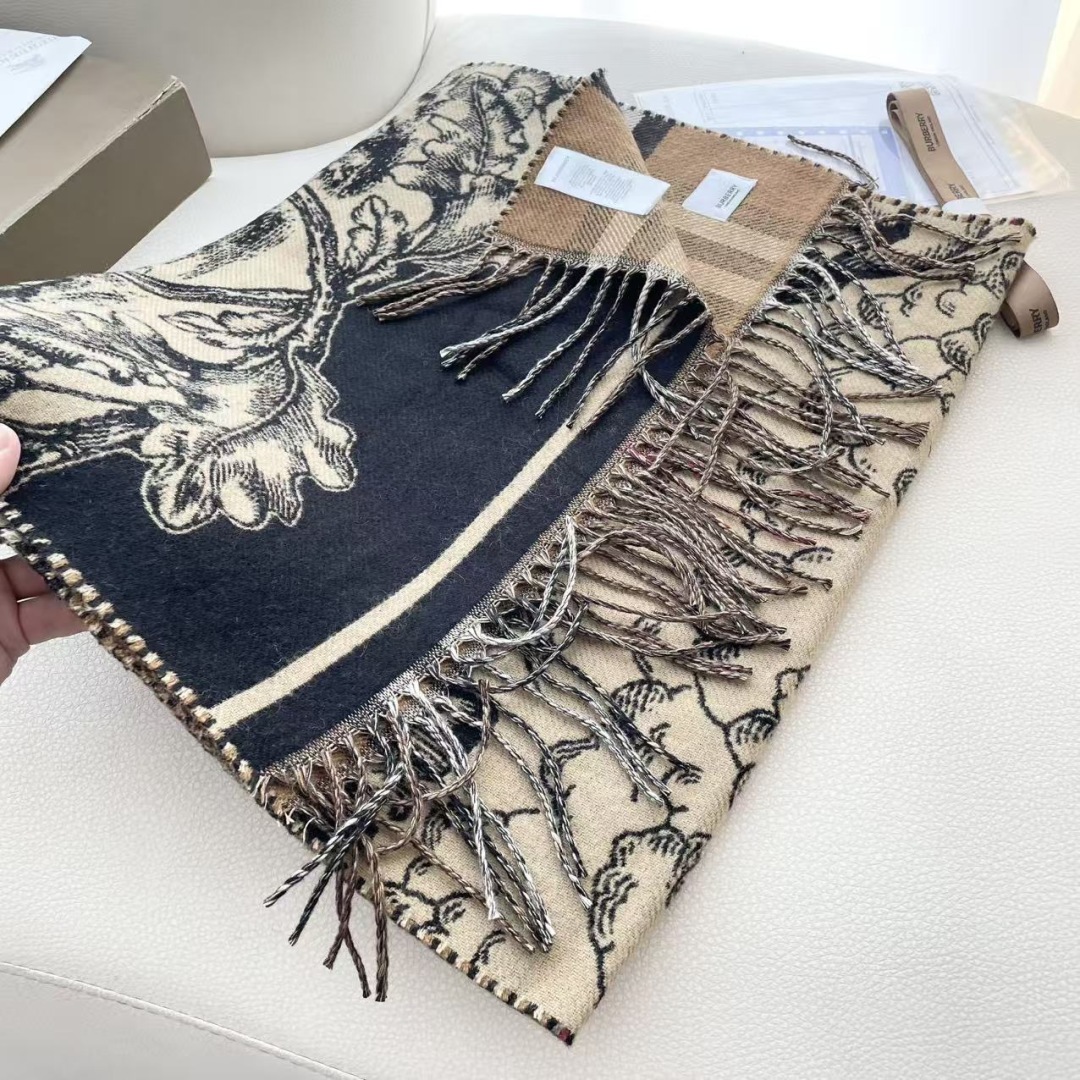 巴宝利 最新款围巾，男女士的福利 超温柔洋气的双面设计！！】感觉这个比以往的设计都更显年轻更显温柔更气质