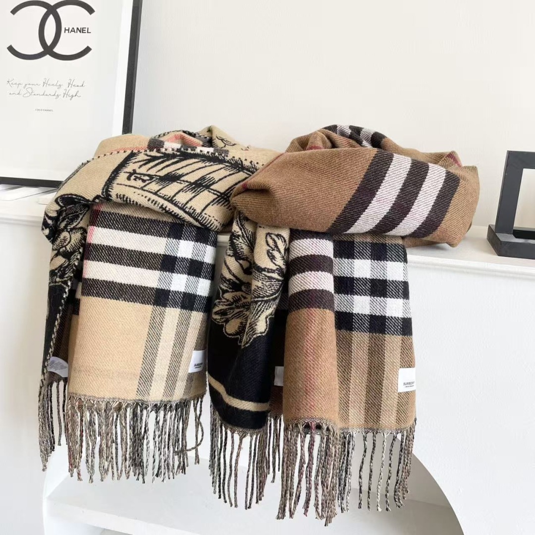 巴宝利 最新款围巾，男女士的福利 超温柔洋气的双面设计！！】感觉这个比以往的设计都更显年轻更显温柔更气质