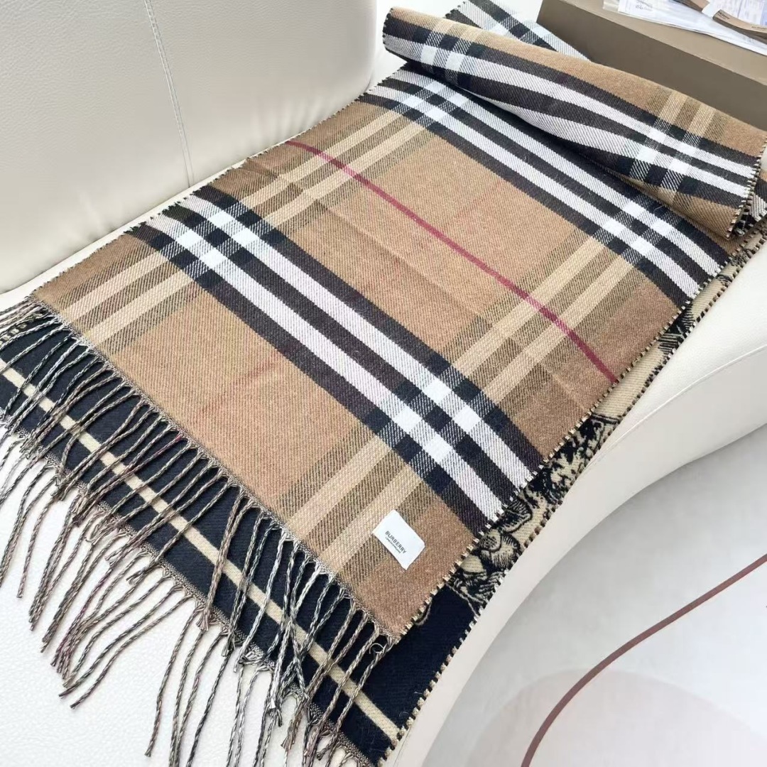 巴宝利 最新款围巾，男女士的福利 超温柔洋气的双面设计！！】感觉这个比以往的设计都更显年轻更显温柔更气质