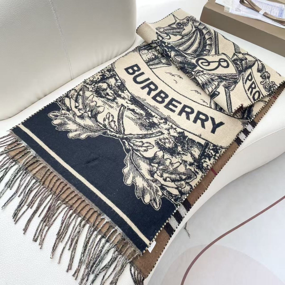 巴宝利 最新款围巾，男女士的福利 超温柔洋气的双面设计！！】感觉这个比以往的设计都更显年轻更显温柔更气质