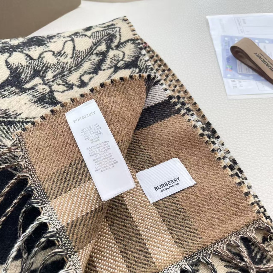 巴宝利 最新款围巾，男女士的福利 超温柔洋气的双面设计！！】感觉这个比以往的设计都更显年轻更显温柔更气质