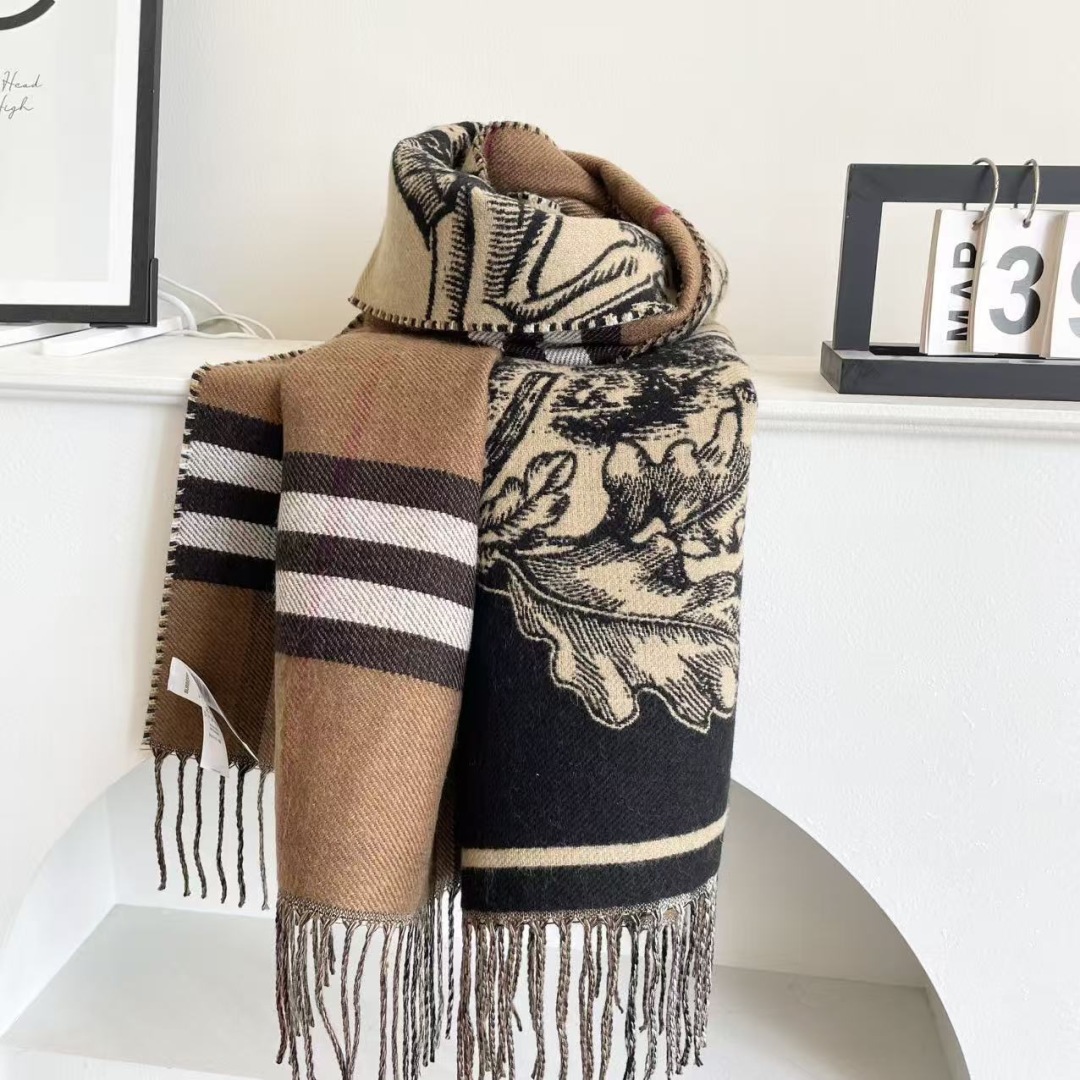 巴宝利 最新款围巾，男女士的福利 超温柔洋气的双面设计！！】感觉这个比以往的设计都更显年轻更显温柔更气质