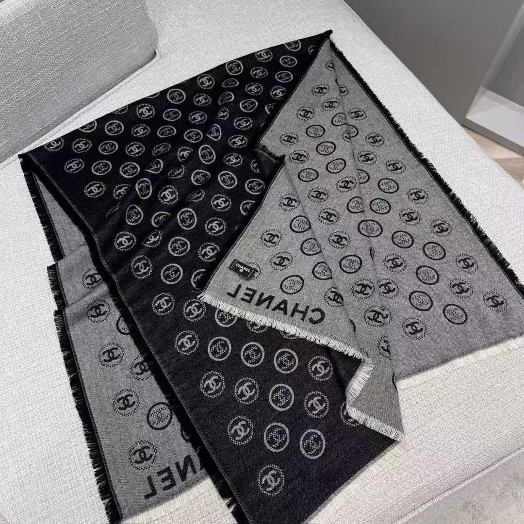 𝑪𝒉𝒂𝒏𝒆𝒍 • 25𝐒《印章长巾》黑灰色Size：164x70cm 91%羊绒 9%真丝经典之作，细节