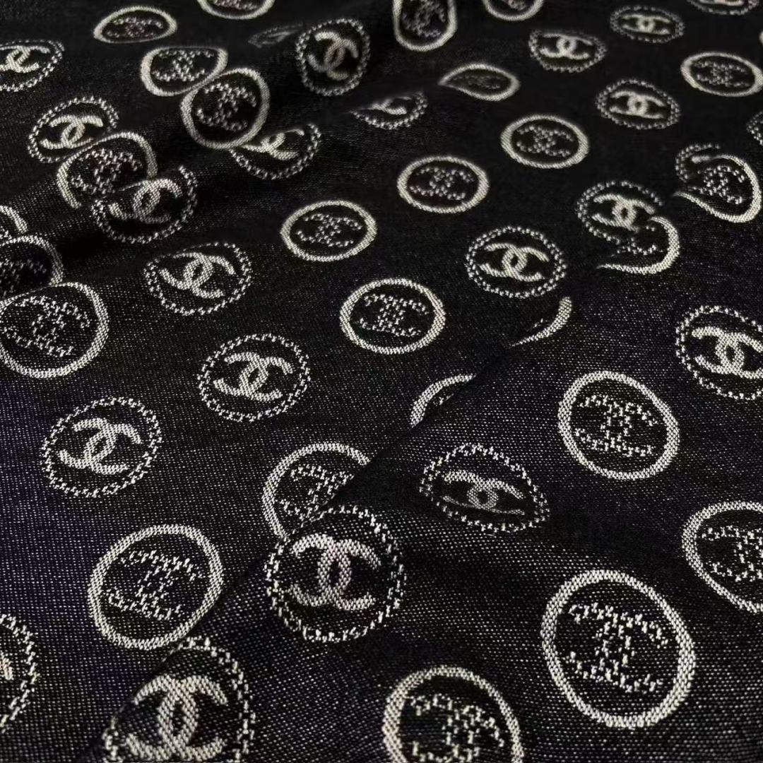 𝑪𝒉𝒂𝒏𝒆𝒍 • 25𝐒《印章长巾》黑灰色Size：164x70cm 91%羊绒 9%真丝经典之作，细节