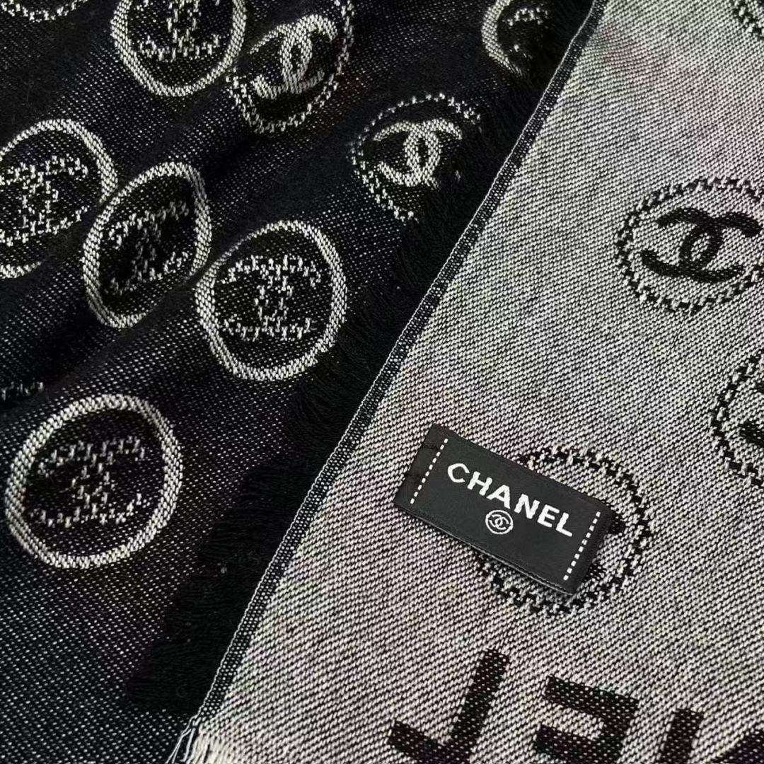 𝑪𝒉𝒂𝒏𝒆𝒍 • 25𝐒《印章长巾》黑灰色Size：164x70cm 91%羊绒 9%真丝经典之作，细节