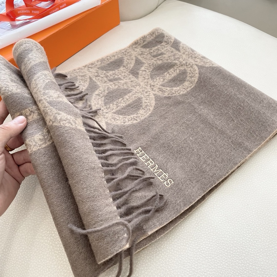 上新2025爱马仕男女款围巾且买且珍惜😍~都是出口订单所以比较难遇❤️东西讲究少而精😍好看的一定要收😎这