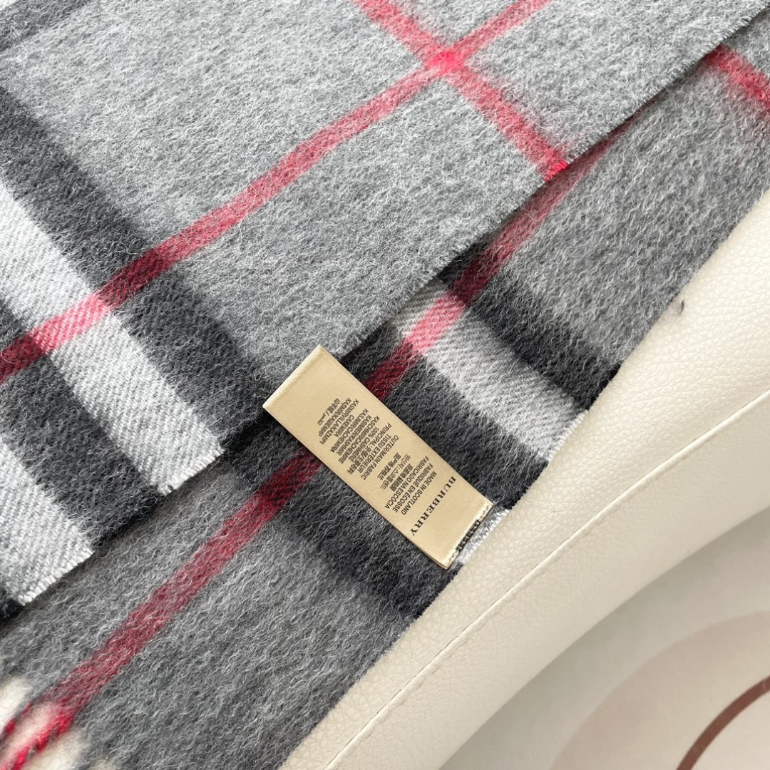 王牌口碑burberry深度水波纹经典羊绒格子围巾‼专柜最新品相，目前专柜都换上了新标👍经典中的经典.全