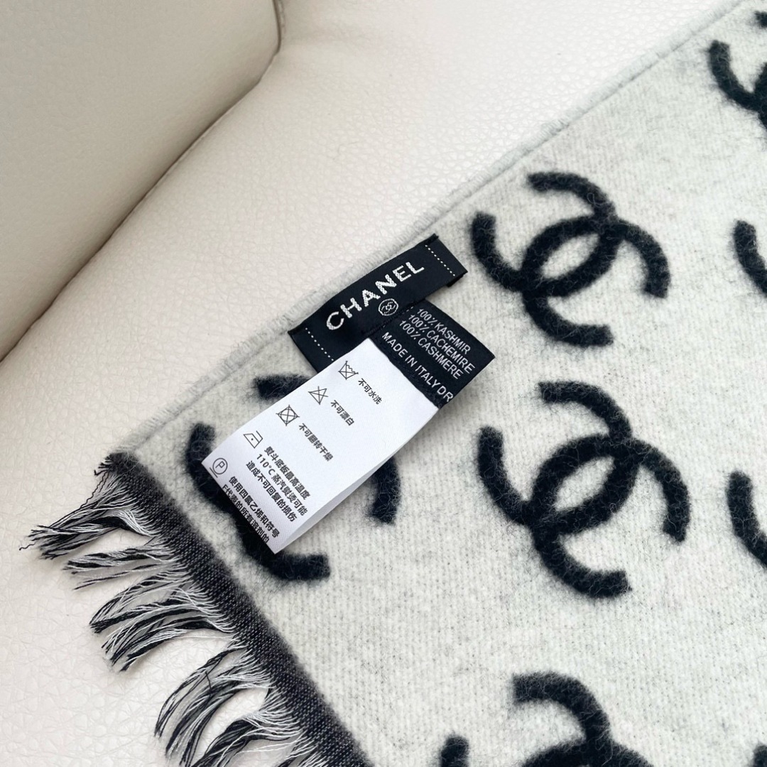 香奈儿新款🗣姑娘们出来炸街啦黑色系色调真的无敌经典了。不是俗气的漂白。就本色调，带点米的高级配色。～百分