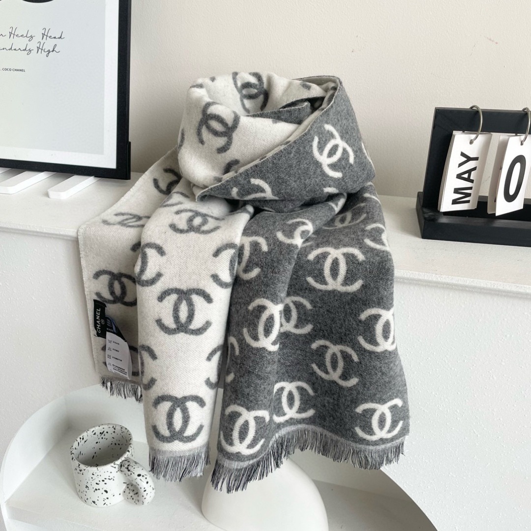 香奈儿新款🗣姑娘们出来炸街啦黑色系色调真的无敌经典了。不是俗气的漂白。就本色调，带点米的高级配色。～百分