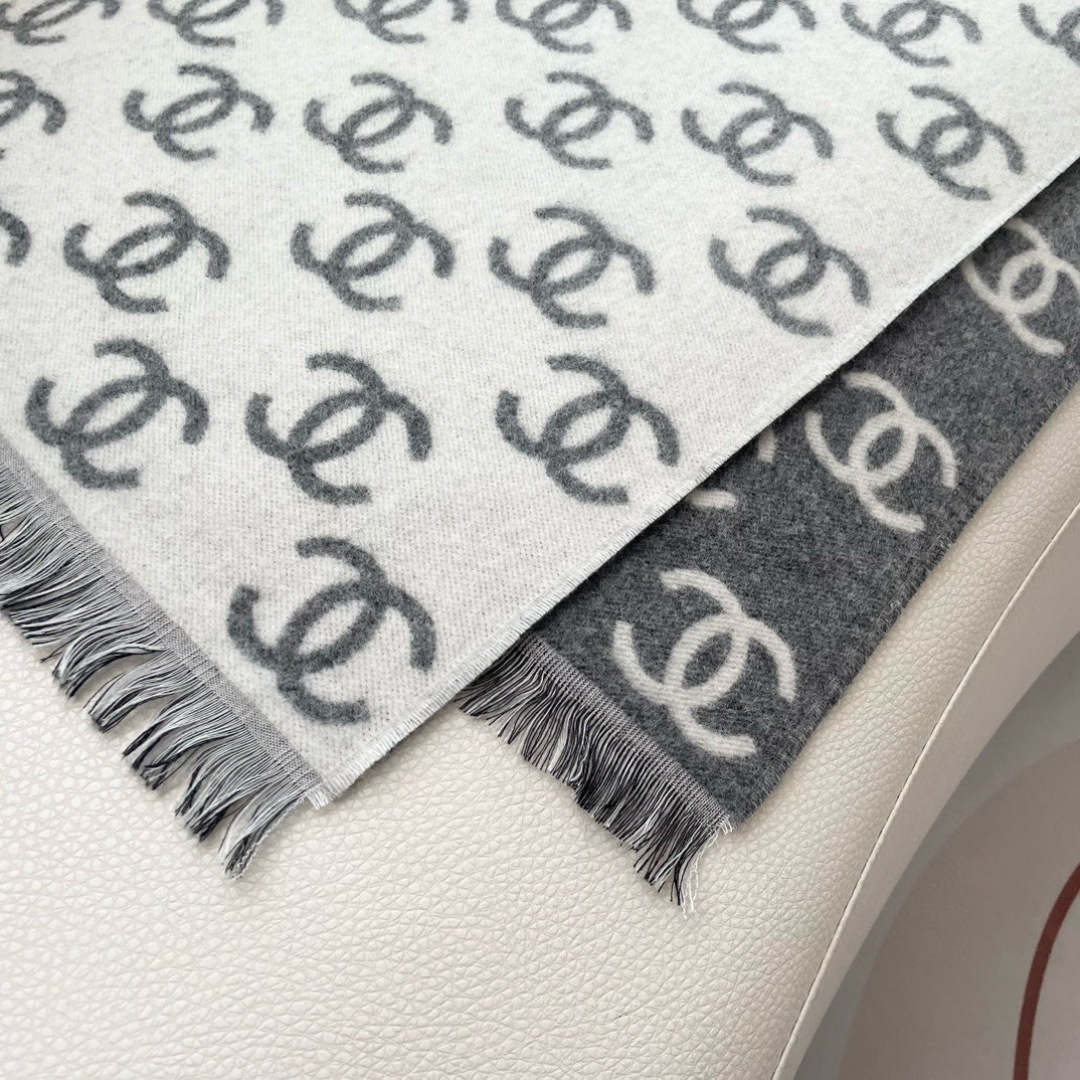 香奈儿新款🗣姑娘们出来炸街啦黑色系色调真的无敌经典了。不是俗气的漂白。就本色调，带点米的高级配色。～百分