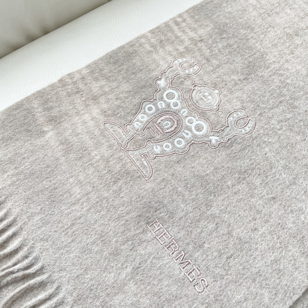 上新2025爱马仕男女款围巾且买且珍惜😍~都是出口订单所以比较难遇❤️东西讲究少而精😍好看的一定要收😎这