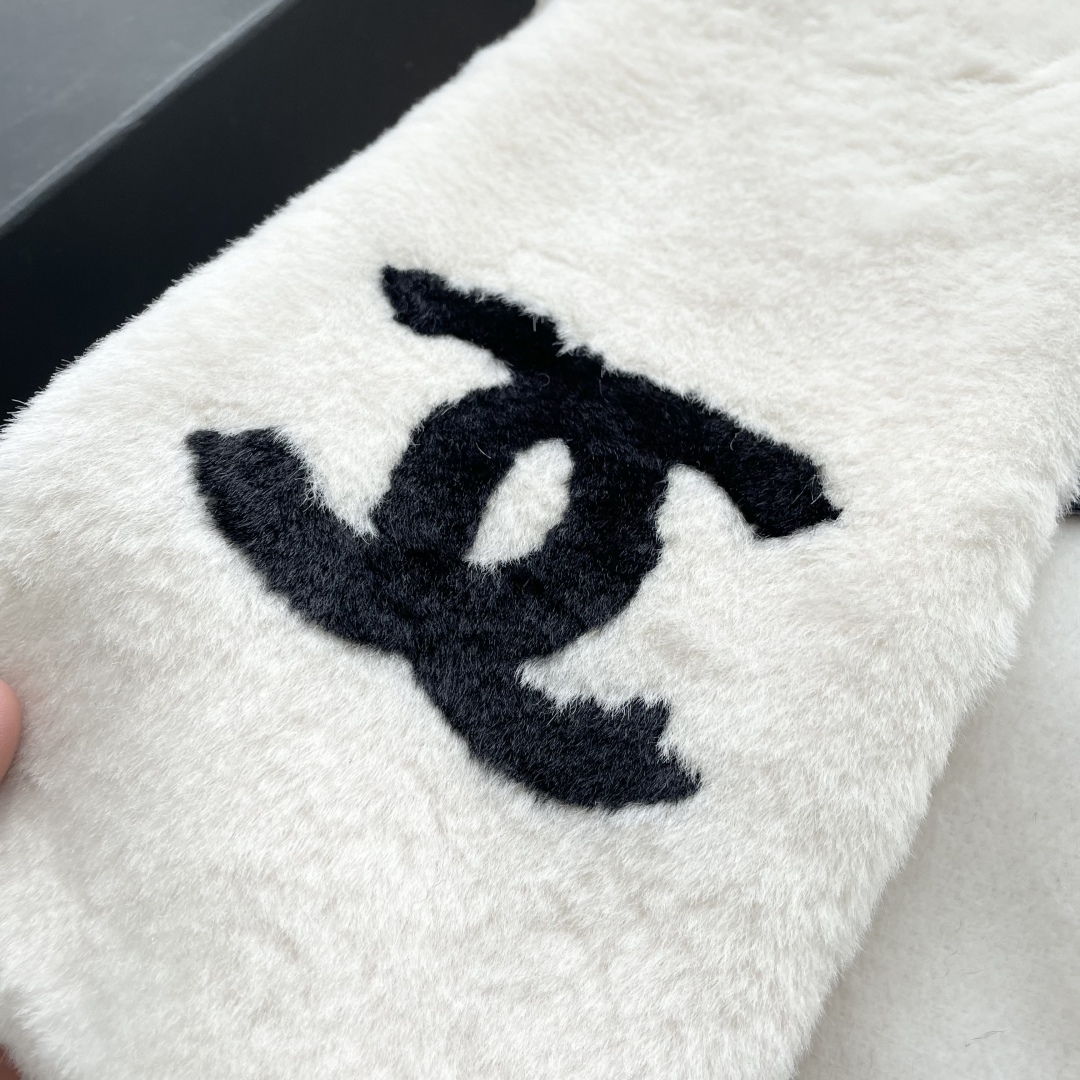 【▪️超级保暖Chanel秋冬新款！！！】简约奢华大气白富美，进口人工皮草和羊绒的结合，高级的范畴已不只