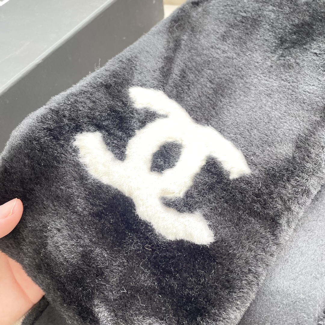 【▪️超级保暖Chanel秋冬新款！！！】简约奢华大气白富美，进口人工皮草和羊绒的结合，高级的范畴已不只
