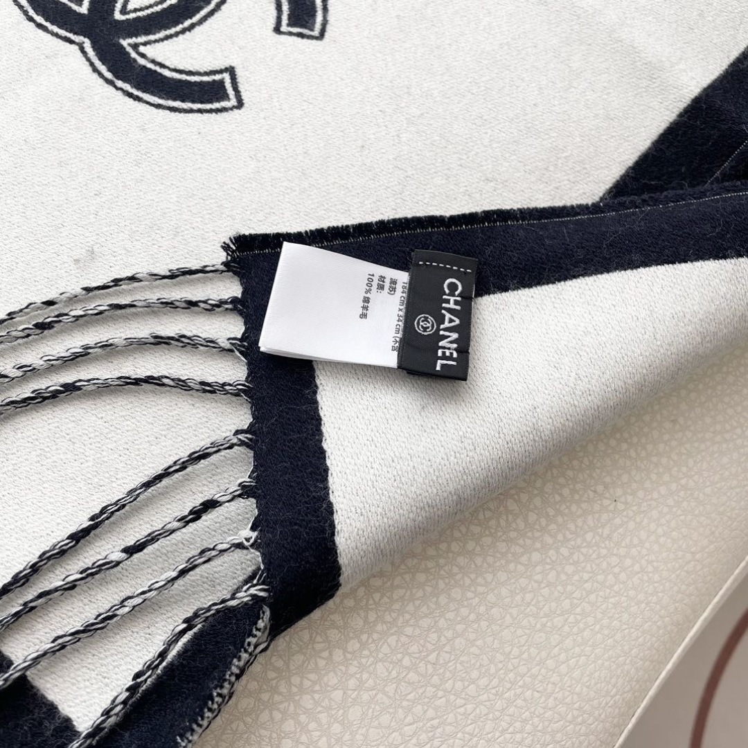 香奈儿新款🗣姑娘们出来炸街啦黑色系色调真的无敌经典了。不是俗气的漂白。就本色调，带点米的高级配色。～百分