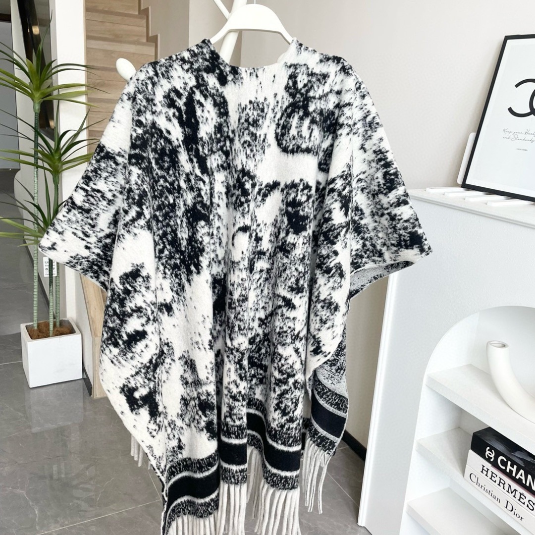 ✨重磅推荐‼️CD动物印花大方巾❗️围巾披肩毛毯三用，超级惊艳的一款！百分百保真！超唯美的一款正品订单，