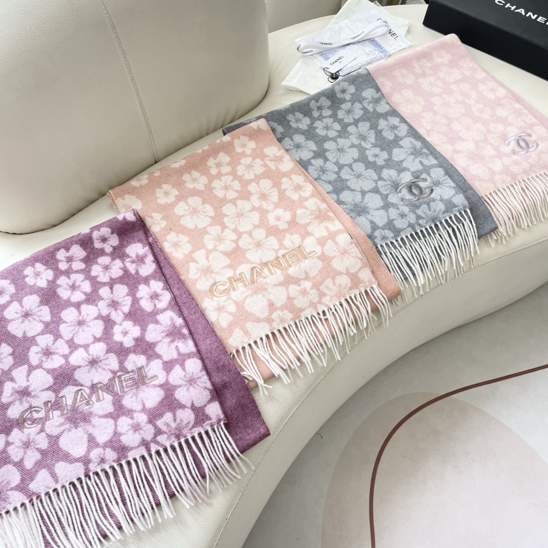 香奈儿新款出来炸街啦黑色系色调真的无敌经典了。不是俗气的漂白。就本色调，带点米的高级配色。～百分百纯山羊