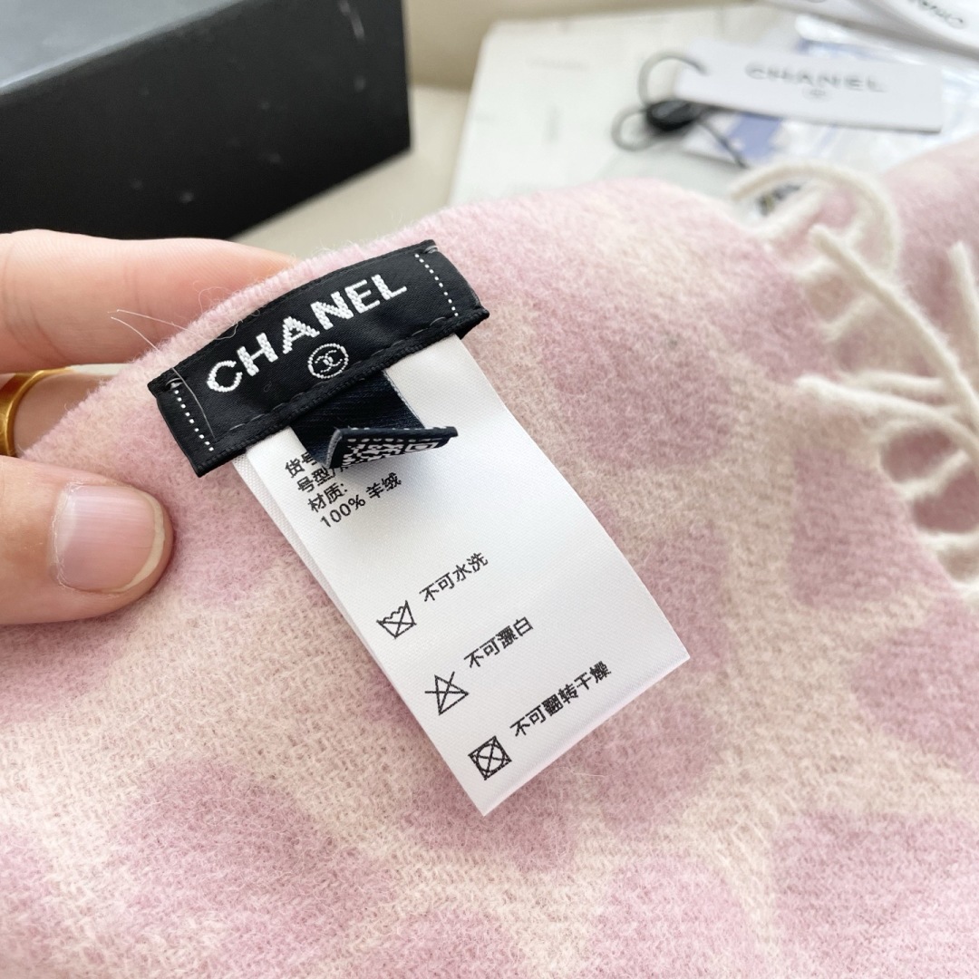 香奈儿新款出来炸街啦黑色系色调真的无敌经典了。不是俗气的漂白。就本色调，带点米的高级配色。～百分百纯山羊