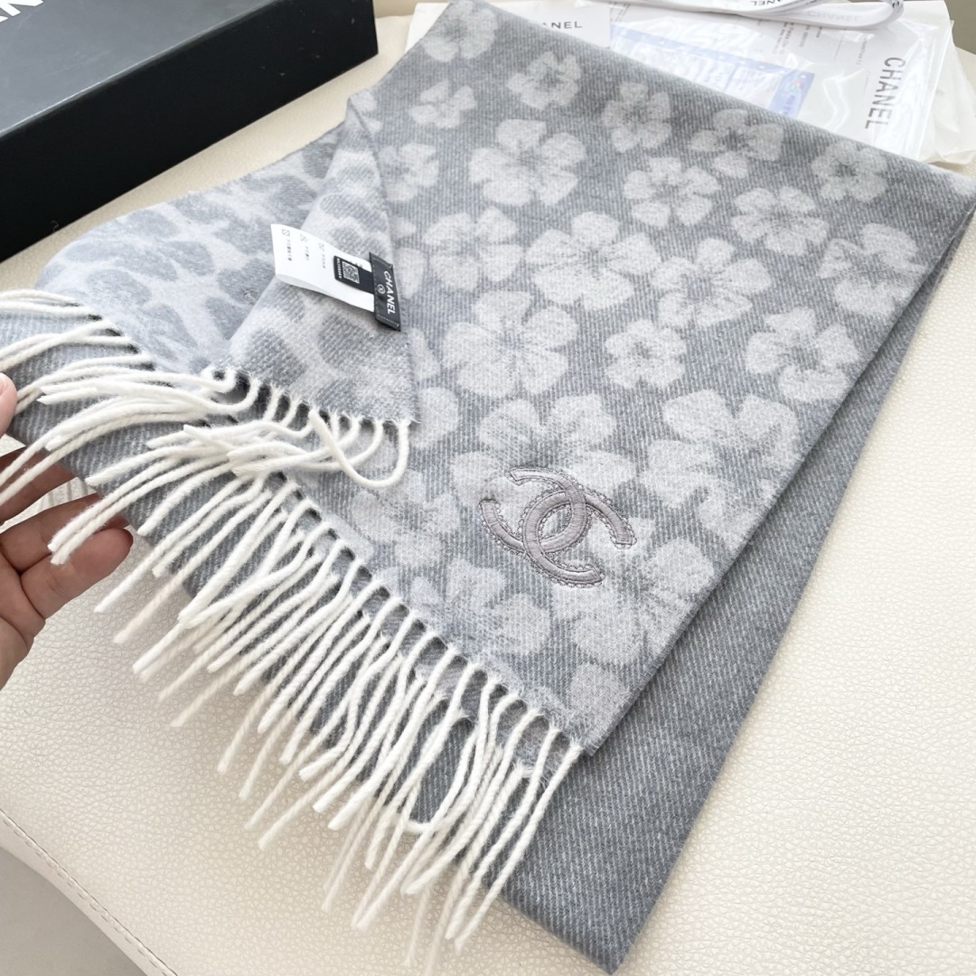 香奈儿新款出来炸街啦黑色系色调真的无敌经典了。不是俗气的漂白。就本色调，带点米的高级配色。～百分百纯山羊