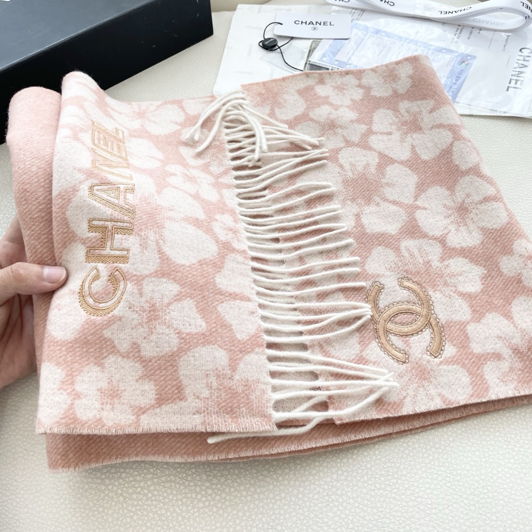 香奈儿新款出来炸街啦黑色系色调真的无敌经典了。不是俗气的漂白。就本色调，带点米的高级配色。～百分百纯山羊