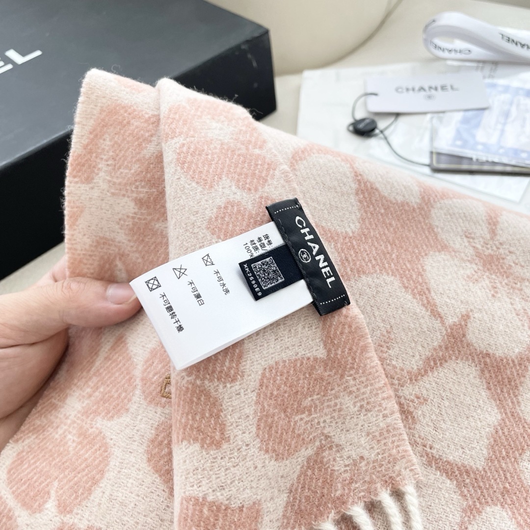 香奈儿新款出来炸街啦黑色系色调真的无敌经典了。不是俗气的漂白。就本色调，带点米的高级配色。～百分百纯山羊