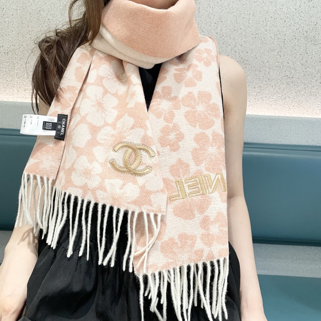 香奈儿新款出来炸街啦黑色系色调真的无敌经典了。不是俗气的漂白。就本色调，带点米的高级配色。～百分百纯山羊