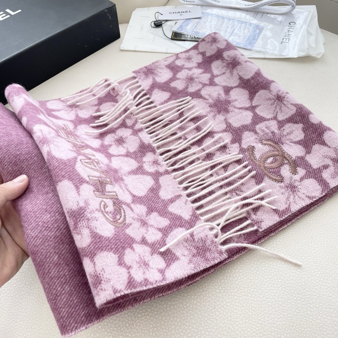 香奈儿新款出来炸街啦黑色系色调真的无敌经典了。不是俗气的漂白。就本色调，带点米的高级配色。～百分百纯山羊