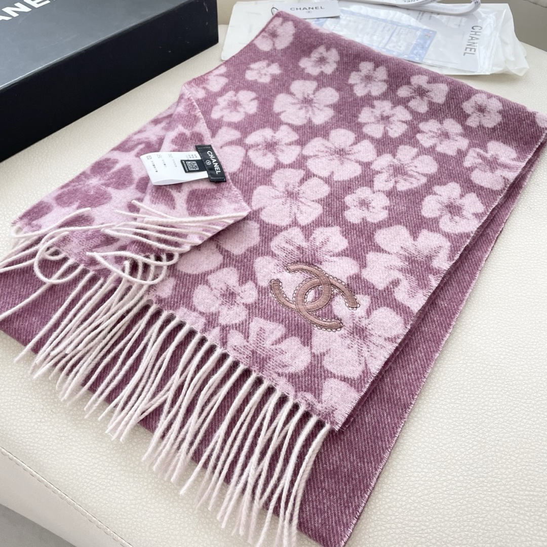 香奈儿新款出来炸街啦黑色系色调真的无敌经典了。不是俗气的漂白。就本色调，带点米的高级配色。～百分百纯山羊