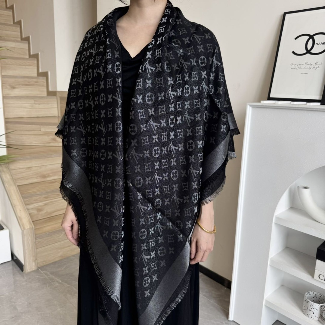 NO:574260,Square scarf] LV shawl's classic gold silk with the gorgeous texture of silk and wool blends, suitable for matching with ready-to-wear and accessories series. Size 140 x 140cm Fabric 57 wool, 43 silk high version scarf, high version scarf, louis vuitton, real silk, shawls19860909方巾】LV披肩经典金丝搭配丝毛混纺的华美质感,与成衣和配饰系列单品搭配相宜. 尺寸140 x 140cm 面料 57羊毛,43真丝高版本围巾,高版本围巾,louis vuitton,real silk,shawls,scarf