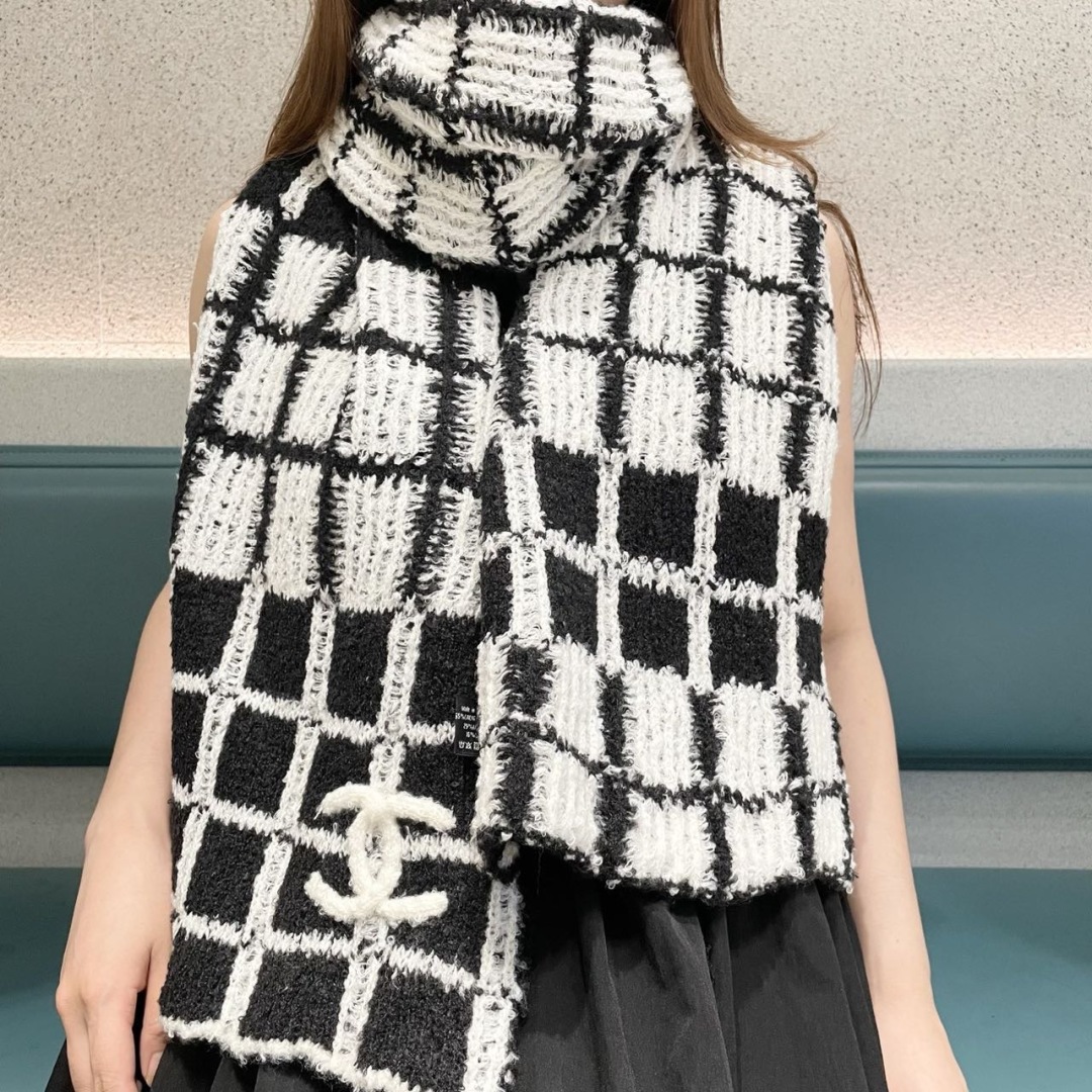 香奈儿针织双面围巾，顶级高端货👼👏绝美百搭款💋专柜限量哦‼️有钱都很难订到💛💙💜顶级山羊绒针织围巾，整条