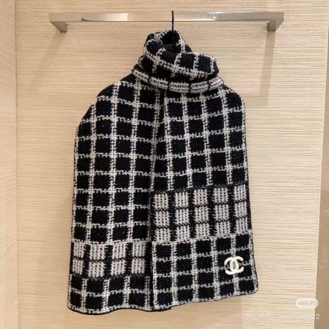 香奈儿针织双面围巾，顶级高端货👼👏绝美百搭款💋专柜限量哦‼️有钱都很难订到💛💙💜顶级山羊绒针织围巾，整条