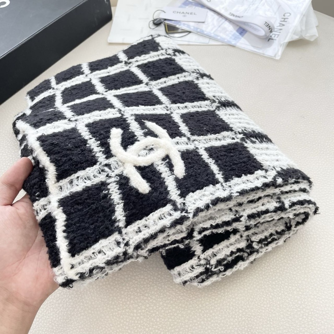 香奈儿针织双面围巾，顶级高端货👼👏绝美百搭款💋专柜限量哦‼️有钱都很难订到💛💙💜顶级山羊绒针织围巾，整条