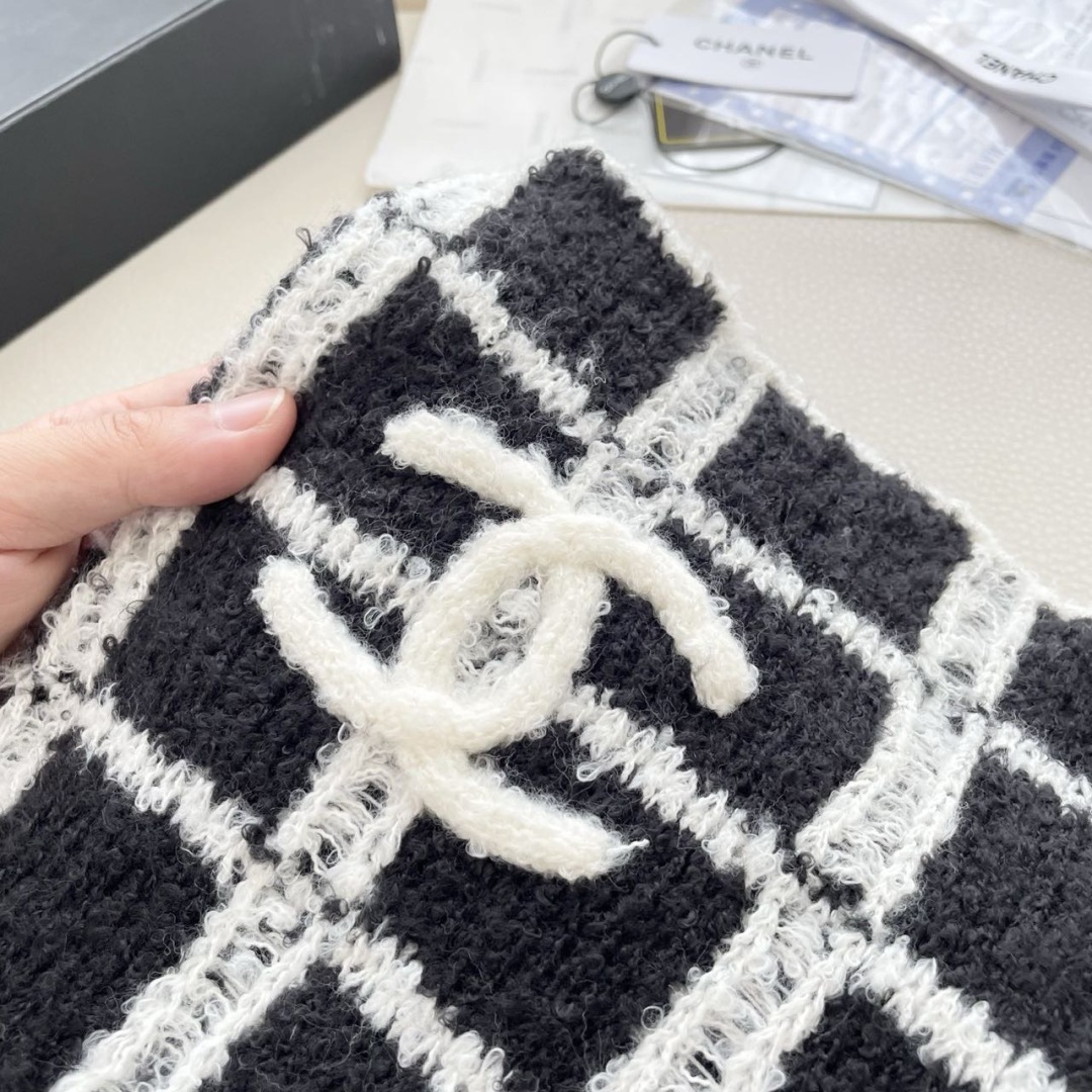 香奈儿针织双面围巾，顶级高端货👼👏绝美百搭款💋专柜限量哦‼️有钱都很难订到💛💙💜顶级山羊绒针织围巾，整条