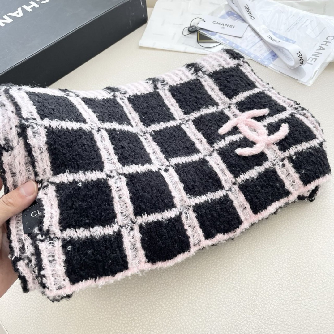 香奈儿针织双面围巾，顶级高端货👼👏绝美百搭款💋专柜限量哦‼️有钱都很难订到💛💙💜顶级山羊绒针织围巾，整条