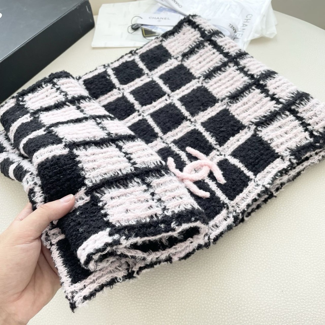 香奈儿针织双面围巾，顶级高端货👼👏绝美百搭款💋专柜限量哦‼️有钱都很难订到💛💙💜顶级山羊绒针织围巾，整条