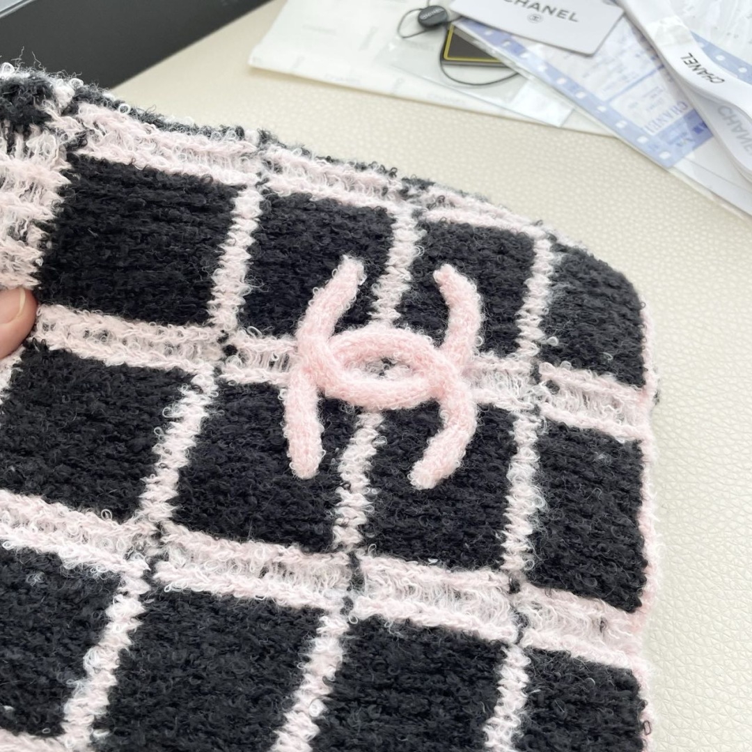 香奈儿针织双面围巾，顶级高端货👼👏绝美百搭款💋专柜限量哦‼️有钱都很难订到💛💙💜顶级山羊绒针织围巾，整条