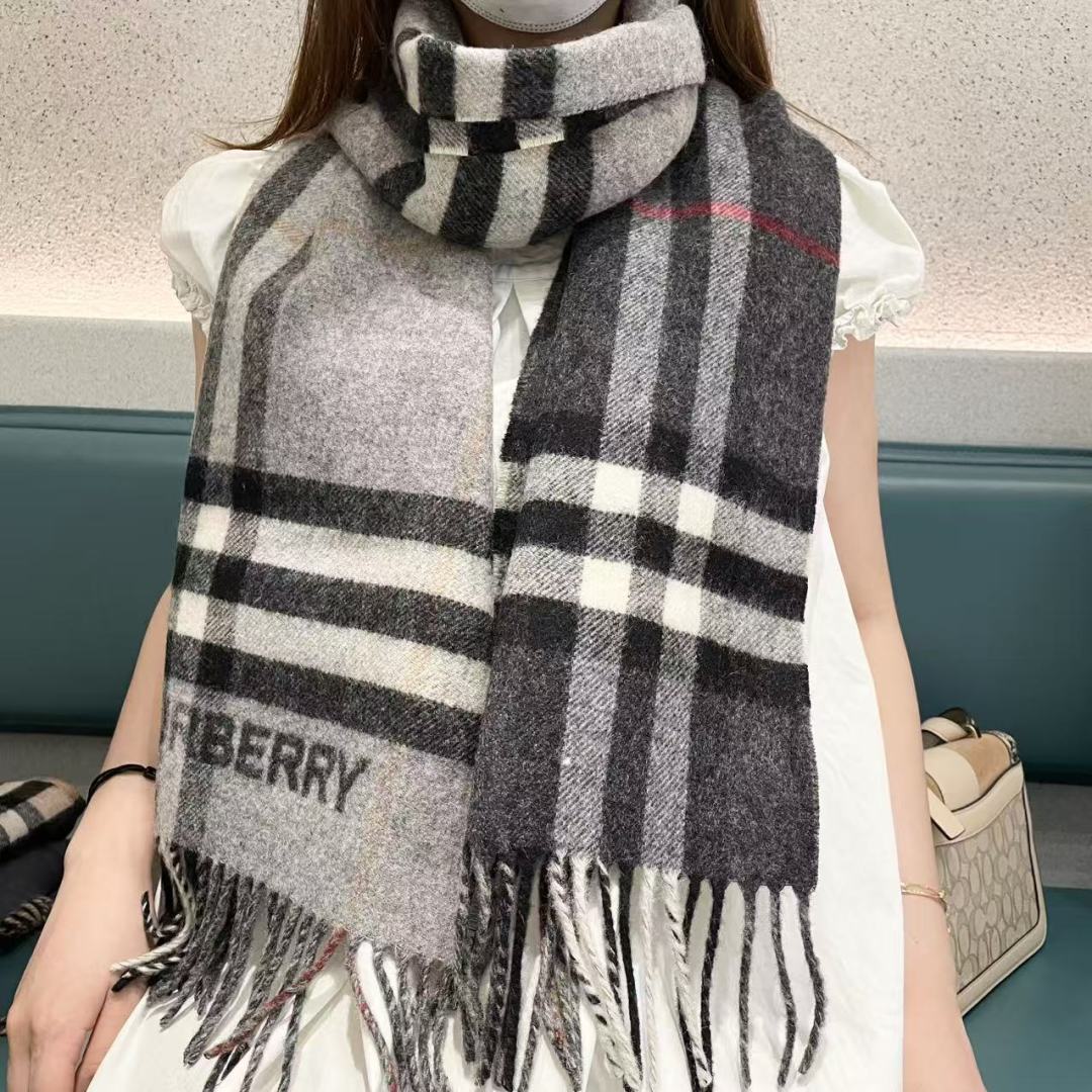 Burberry 匠心巨作🔥· 经典大格双面提花羊绒围巾👍完全等于2条围巾‼️品牌首席创意总监Ricca