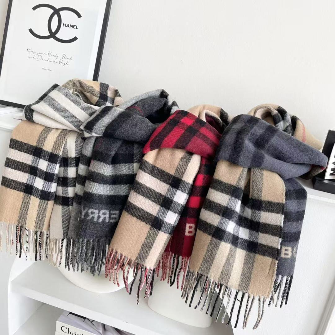 Burberry 匠心巨作🔥· 经典大格双面提花羊绒围巾👍完全等于2条围巾‼️品牌首席创意总监Ricca