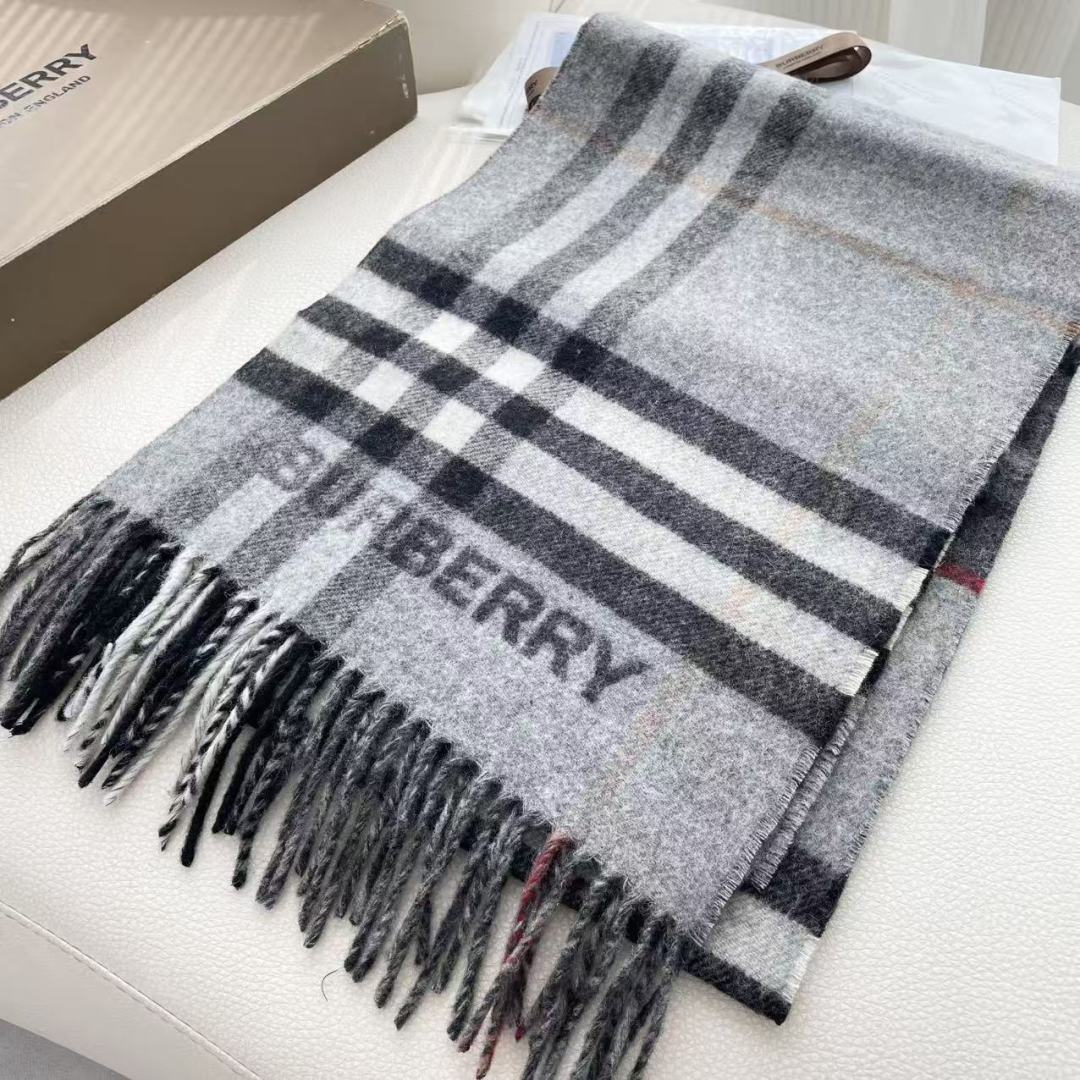 Burberry 匠心巨作🔥· 经典大格双面提花羊绒围巾👍完全等于2条围巾‼️品牌首席创意总监Ricca