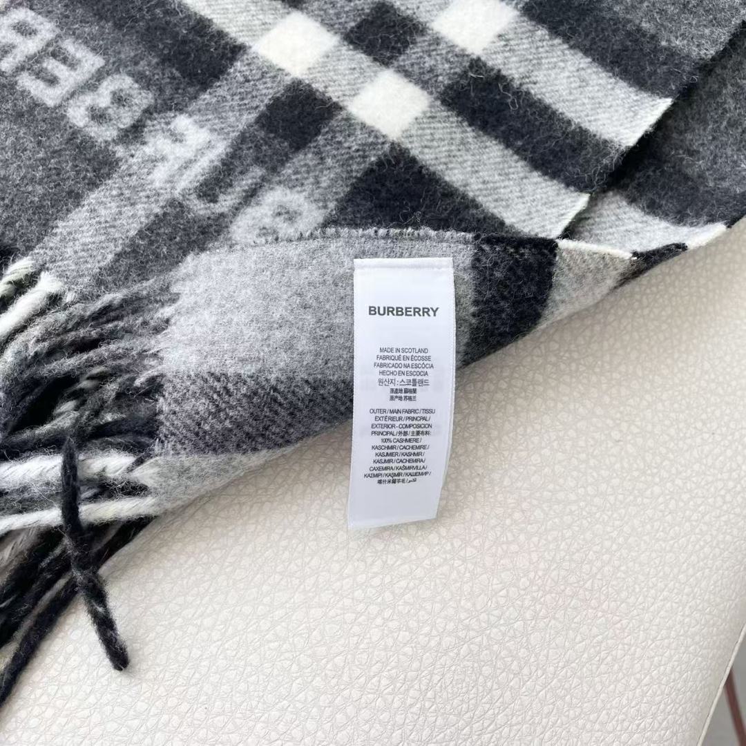 Burberry 匠心巨作🔥· 经典大格双面提花羊绒围巾👍完全等于2条围巾‼️品牌首席创意总监Ricca