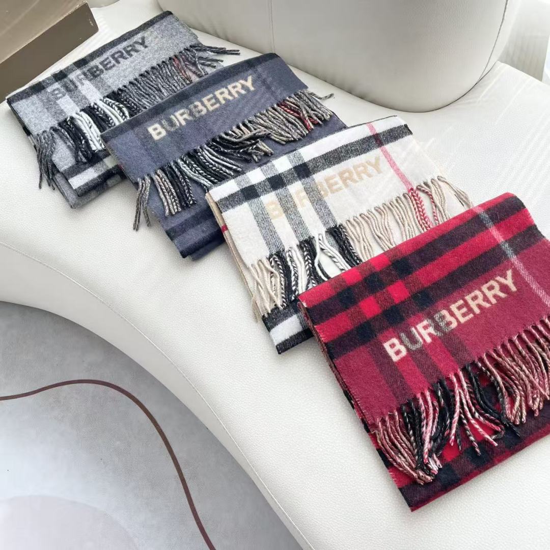 Burberry 匠心巨作🔥· 经典大格双面提花羊绒围巾👍完全等于2条围巾‼️品牌首席创意总监Ricca